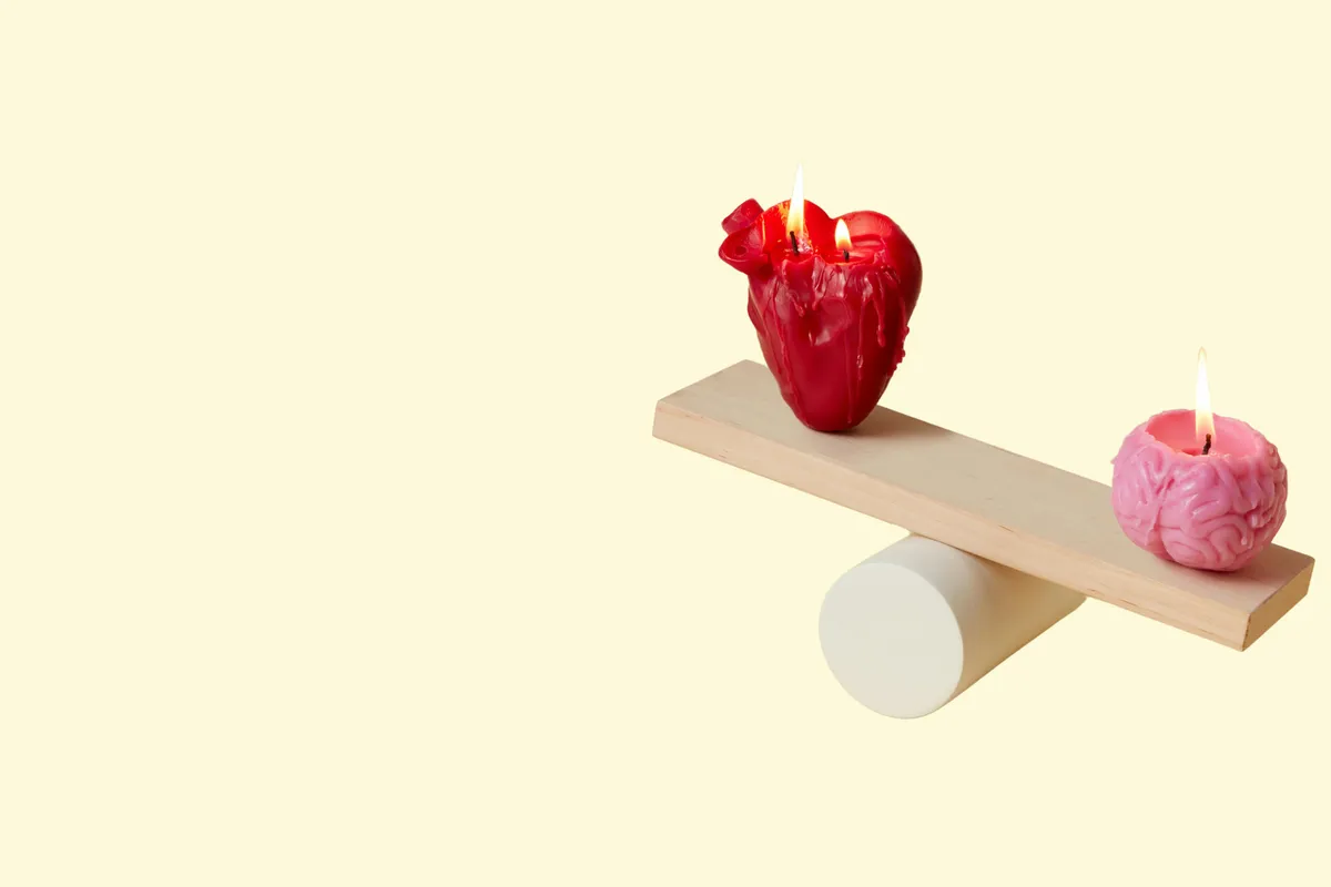 Un cuore e un cervello in equilibrio su una bilancia: mente e cuore in armonia